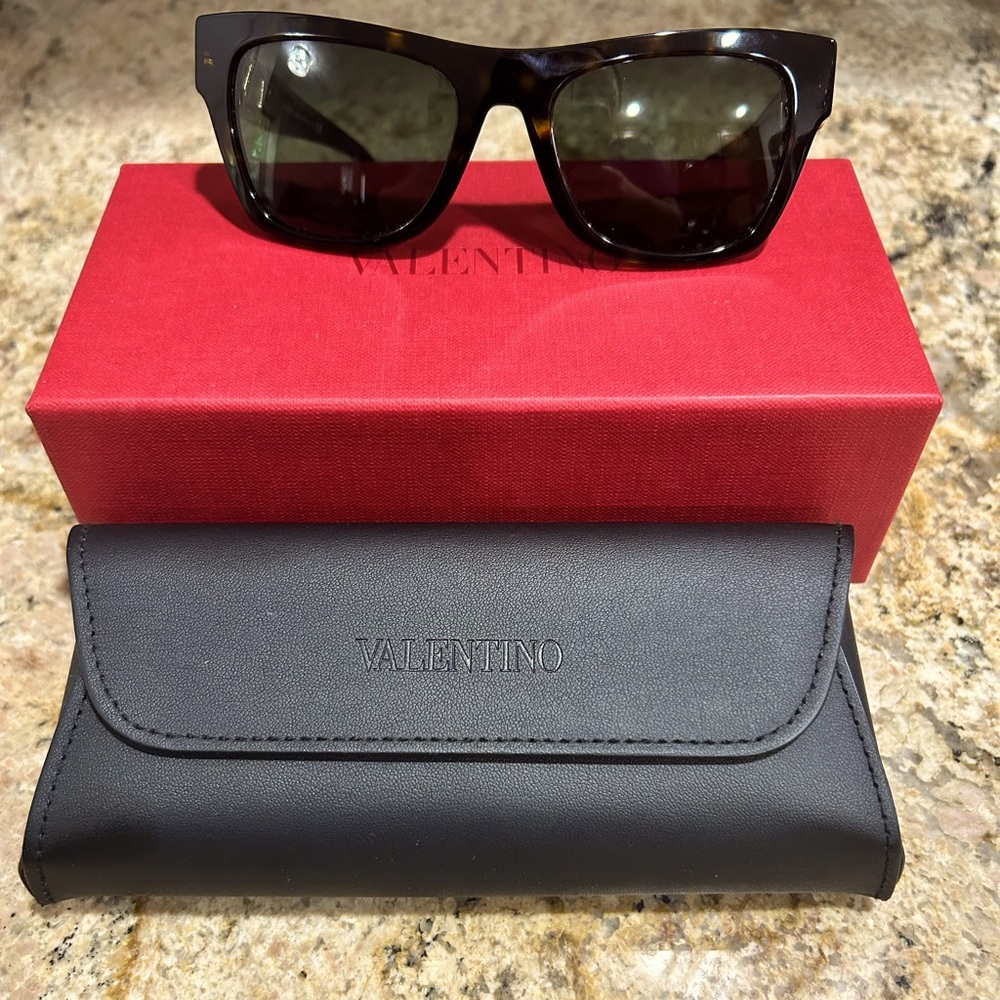 Chic Valentino sunglasses